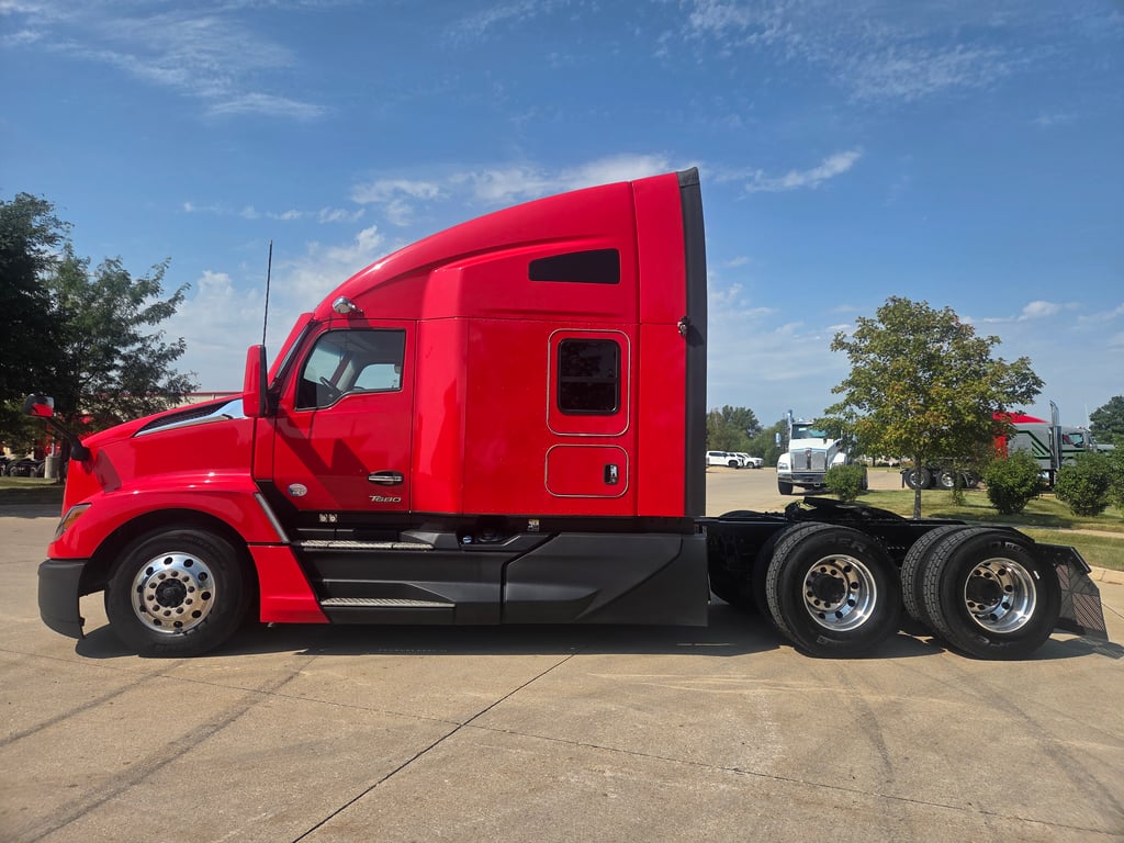 2023 Kenworth T680 in Cedar Rapids, IA — photo 8
