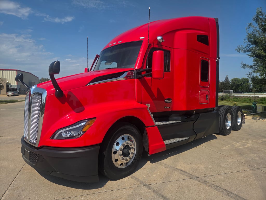 2023 Kenworth T680 in Cedar Rapids, IA — photo 2