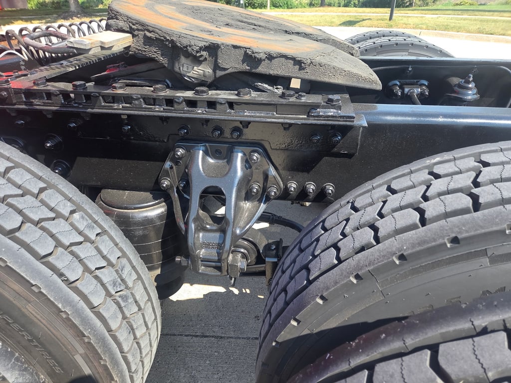 2023 Kenworth T680 in Cedar Rapids, IA — photo 4