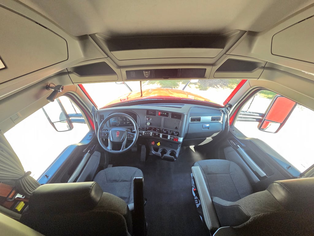 2023 Kenworth T680 in Cedar Rapids, IA — photo 3