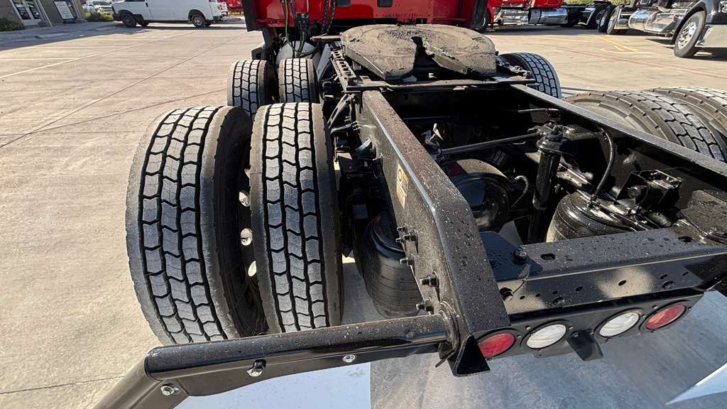 2023 Kenworth T680 in Cedar Rapids, IA — photo 4