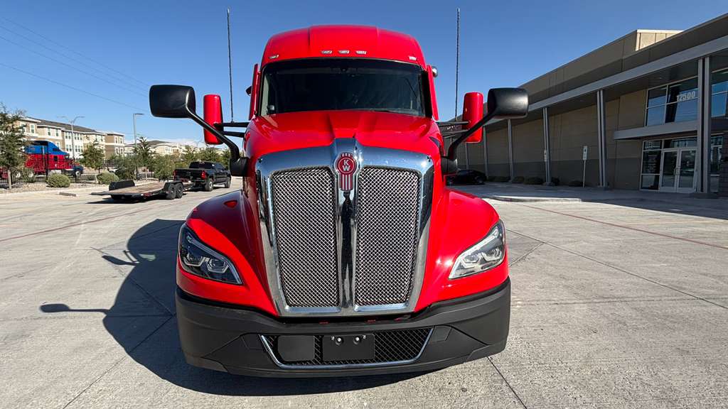 2023 Kenworth T680 in Cedar Rapids, IA — photo 7