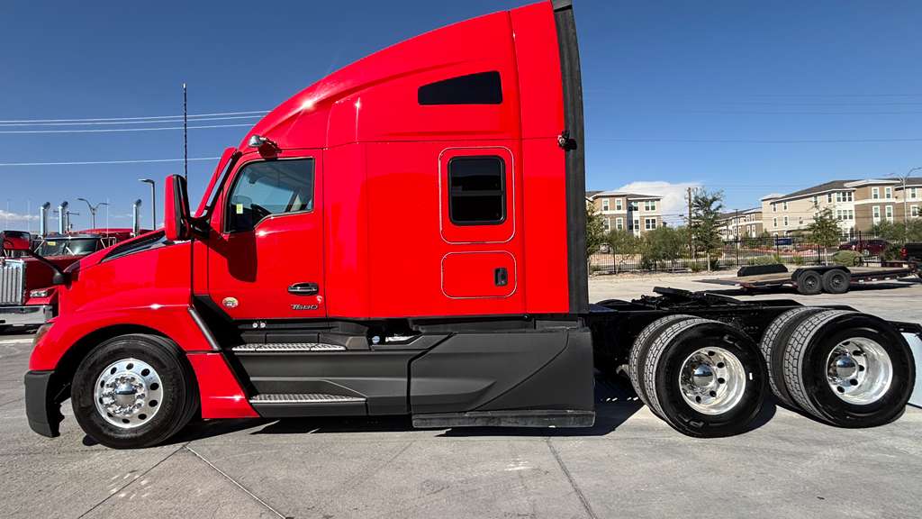 2023 Kenworth T680 in Cedar Rapids, IA — photo 2