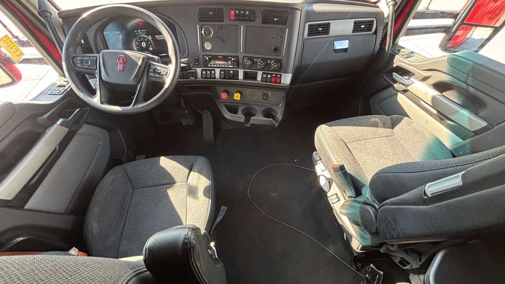 2023 Kenworth T680 in Cedar Rapids, IA — photo 3