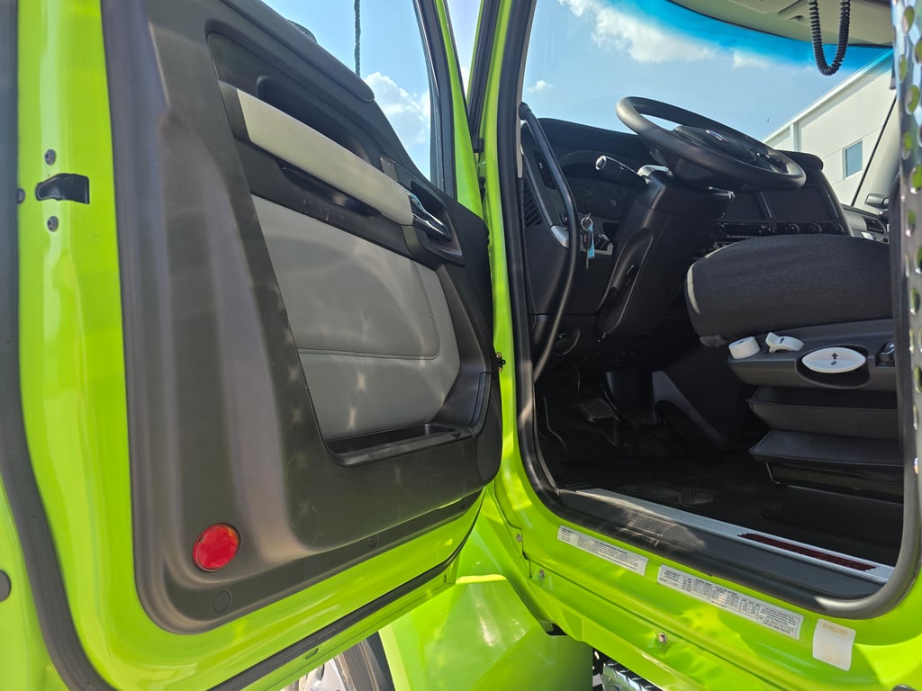 2022 Kenworth T880 in Kansas City, MO — photo 5
