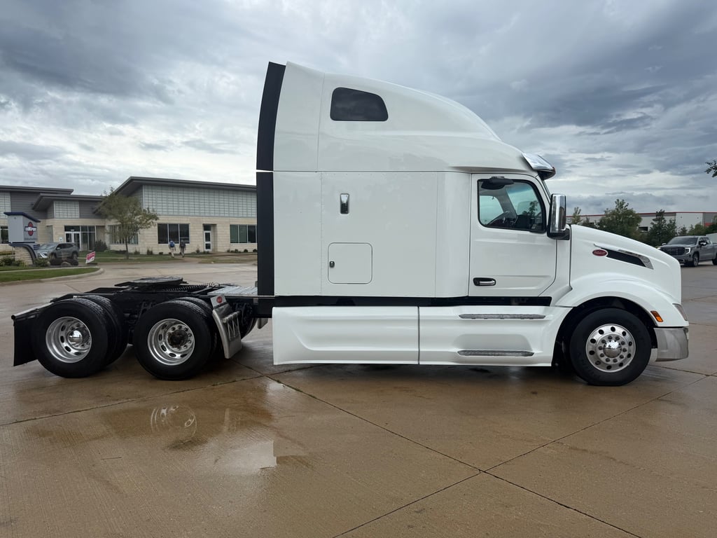 2023 Peterbilt 579 in Cedar Rapids, IA — photo 8