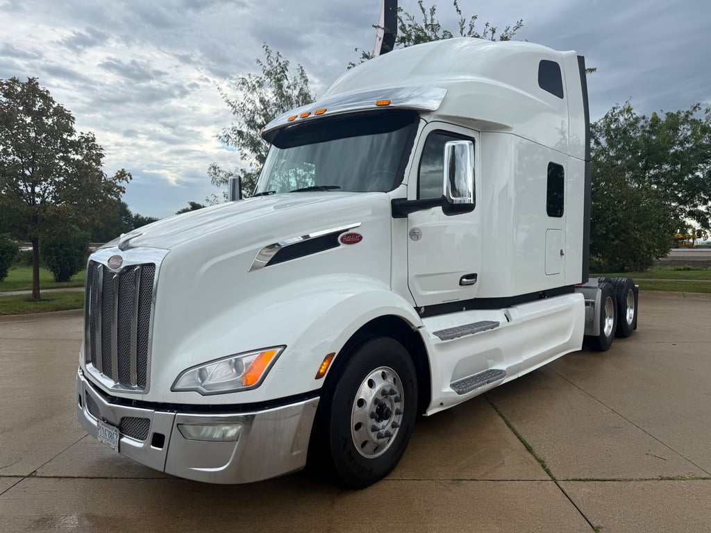 2023 Peterbilt 579 in Cedar Rapids, IA — photo 2