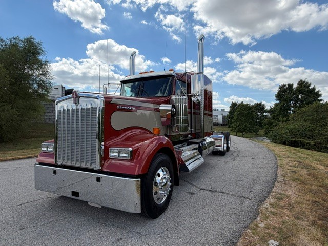 2027 Kenworth W900 in Springfield, MO — photo 2