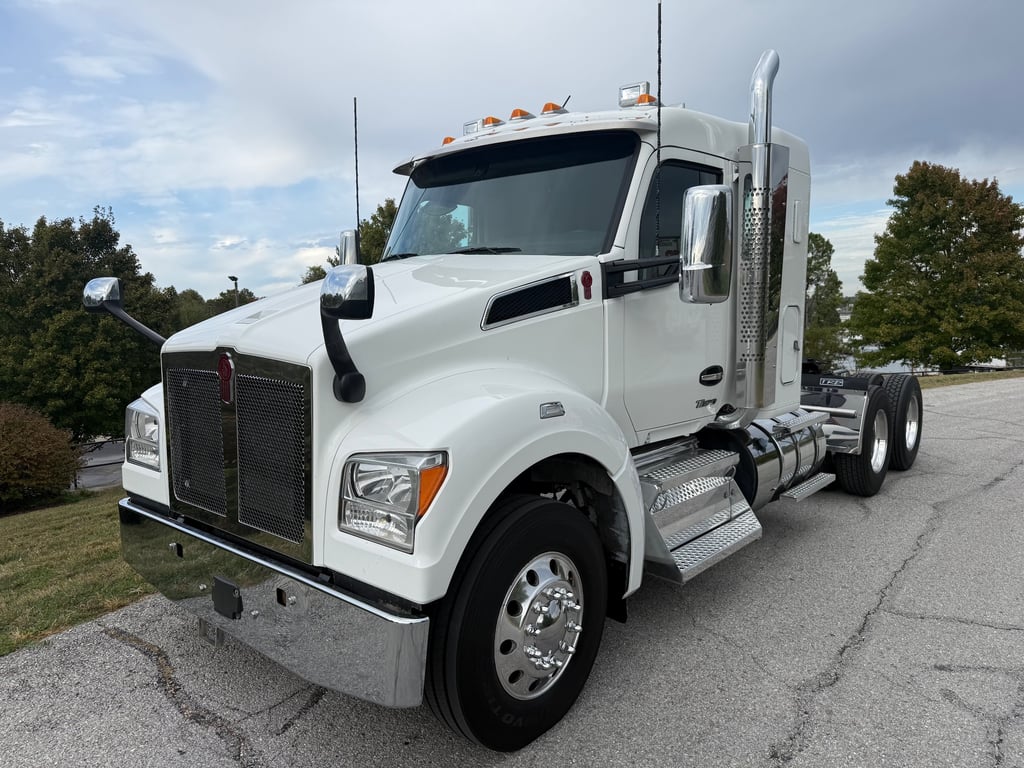 2023 Kenworth T880 in Springfield, MO — photo 2