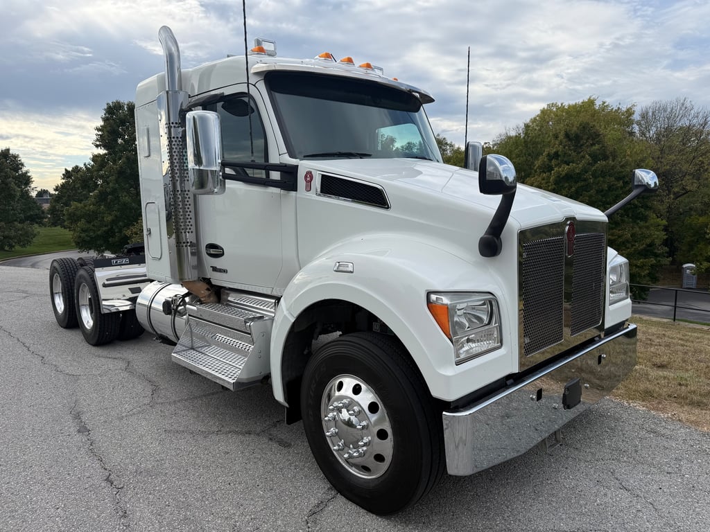 2023 Kenworth T880 in Springfield, MO