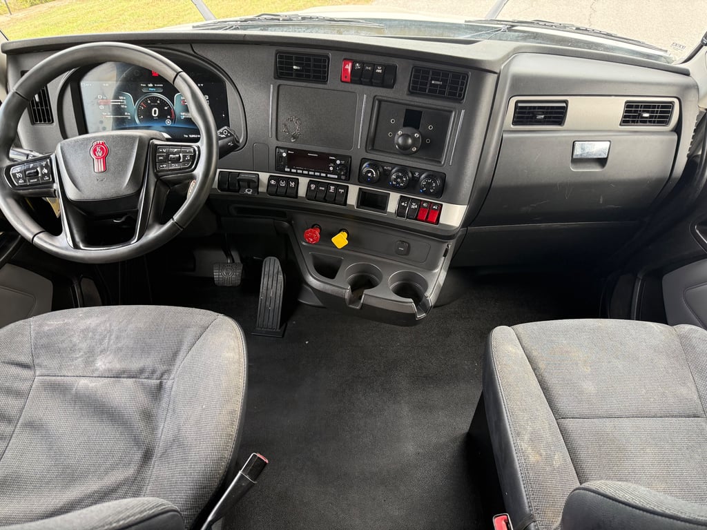 2023 Kenworth T880 in Springfield, MO — photo 3