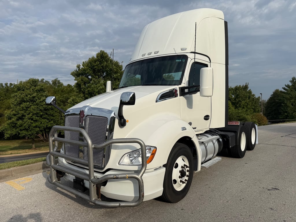 2022 Kenworth T680 in Springfield, MO — photo 2