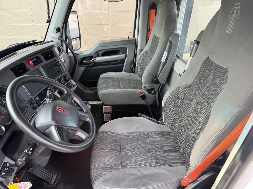 2022 Kenworth T680 in Springfield, MO — photo 3