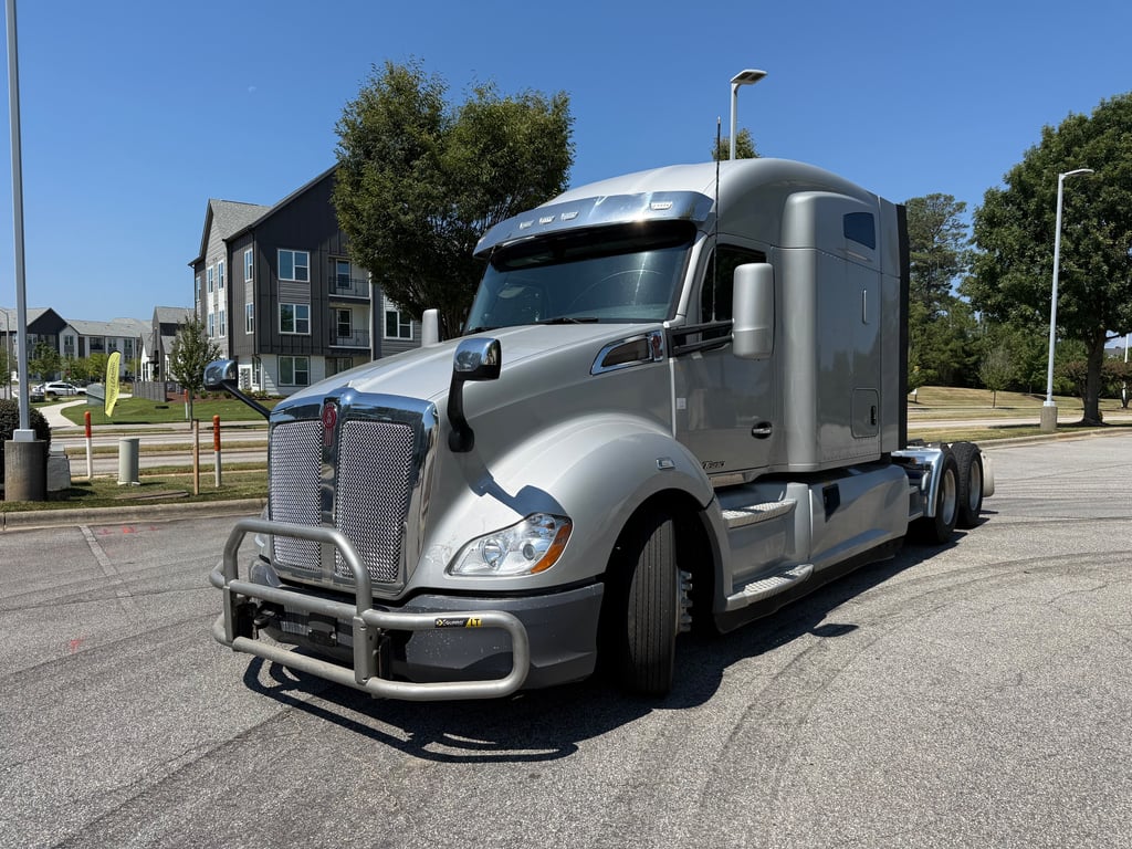 2021 Kenworth T680 in Raleigh, NC — photo 2
