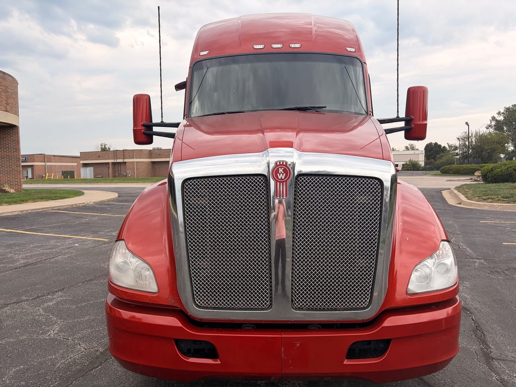 2022 Kenworth T680 in Kansas City, MO — photo 2