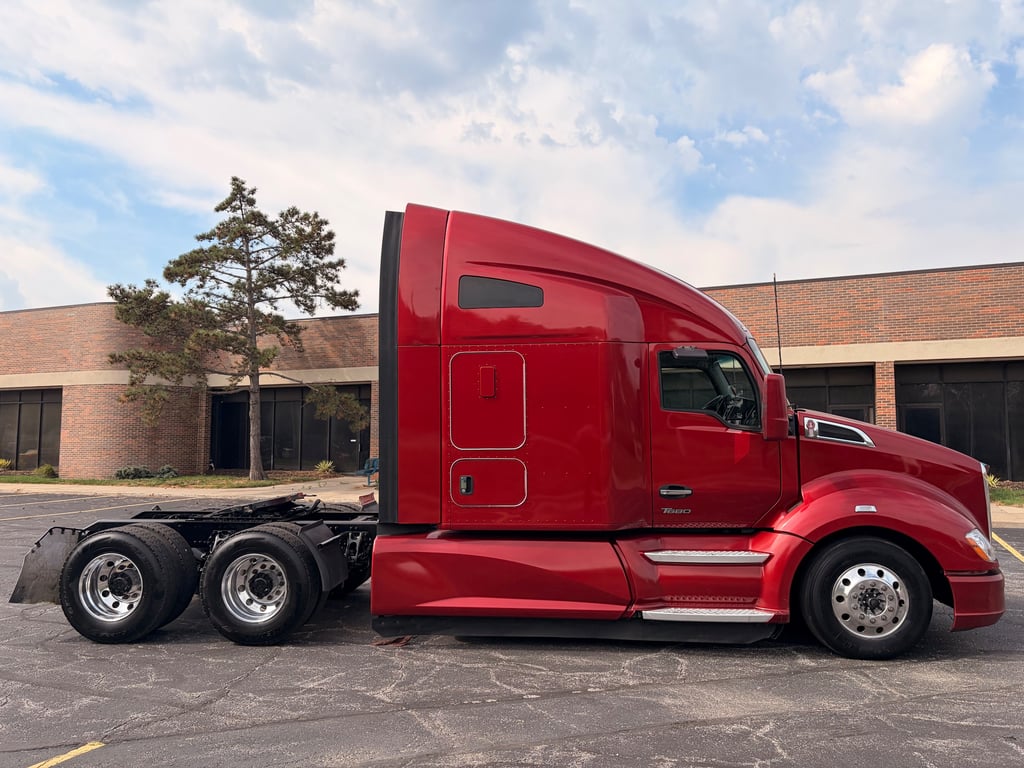 2022 Kenworth T680 in Kansas City, MO — photo 2