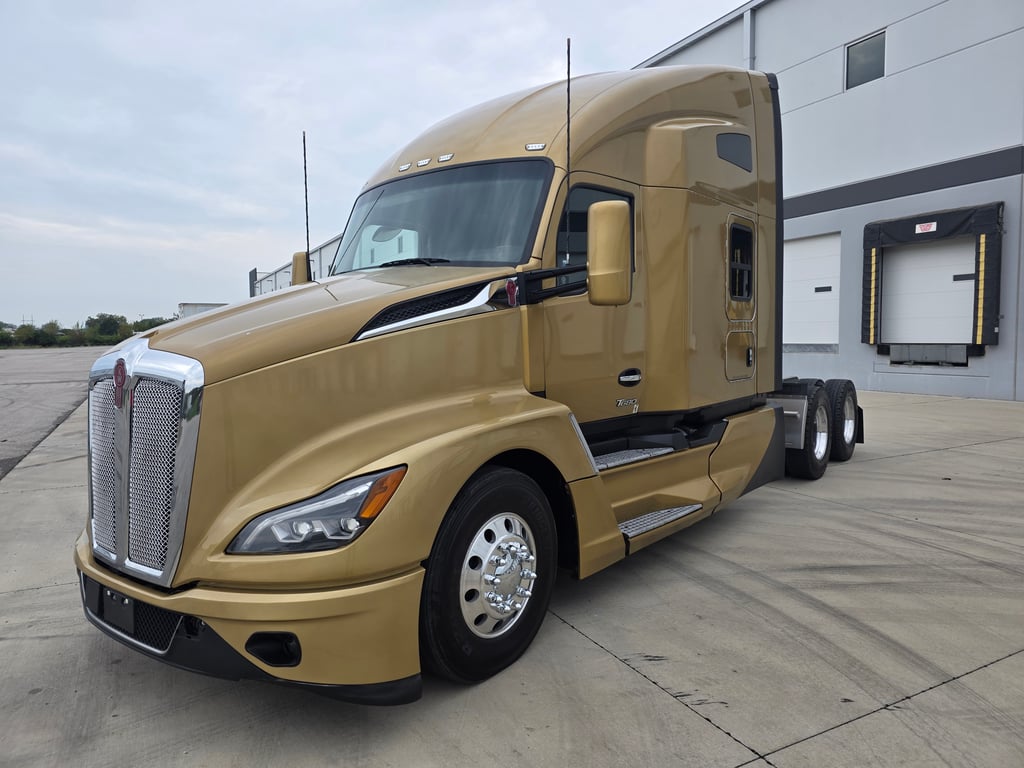2023 Kenworth T680 in Kansas City, MO — photo 2