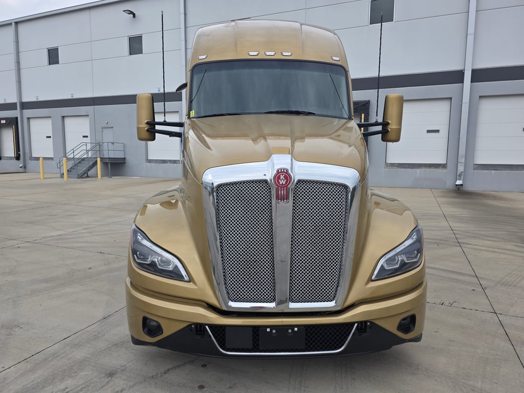 2023 Kenworth T680 in Kansas City, MO — photo 3