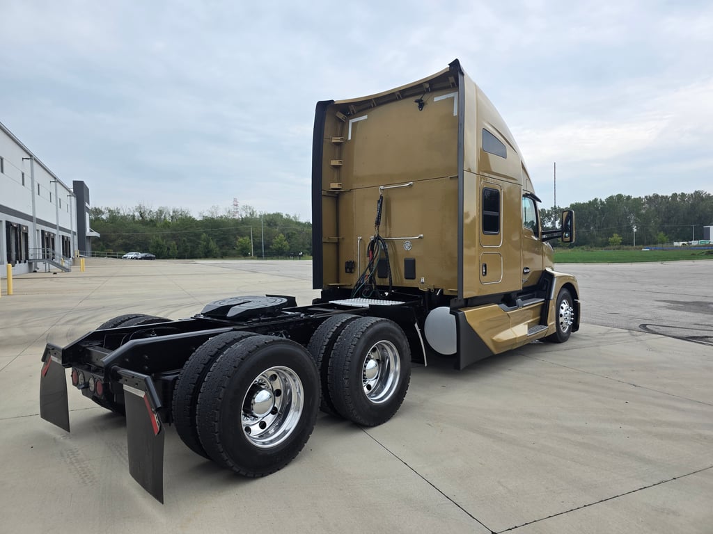 2023 Kenworth T680 in Kansas City, MO — photo 5