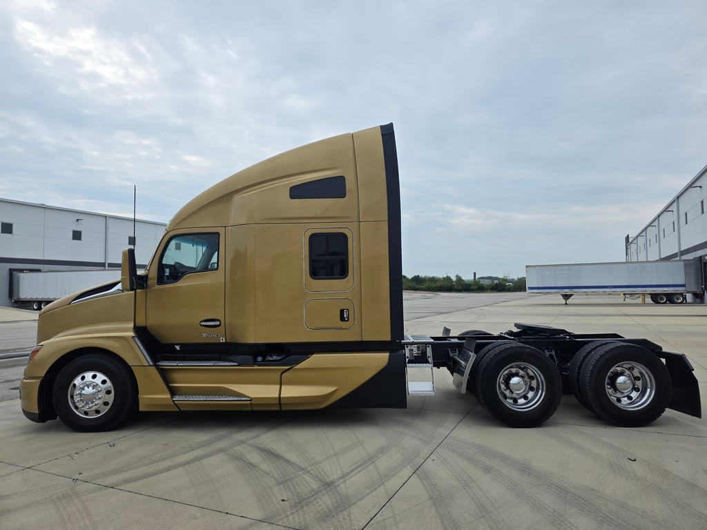 2023 Kenworth T680 in Kansas City, MO — photo 8