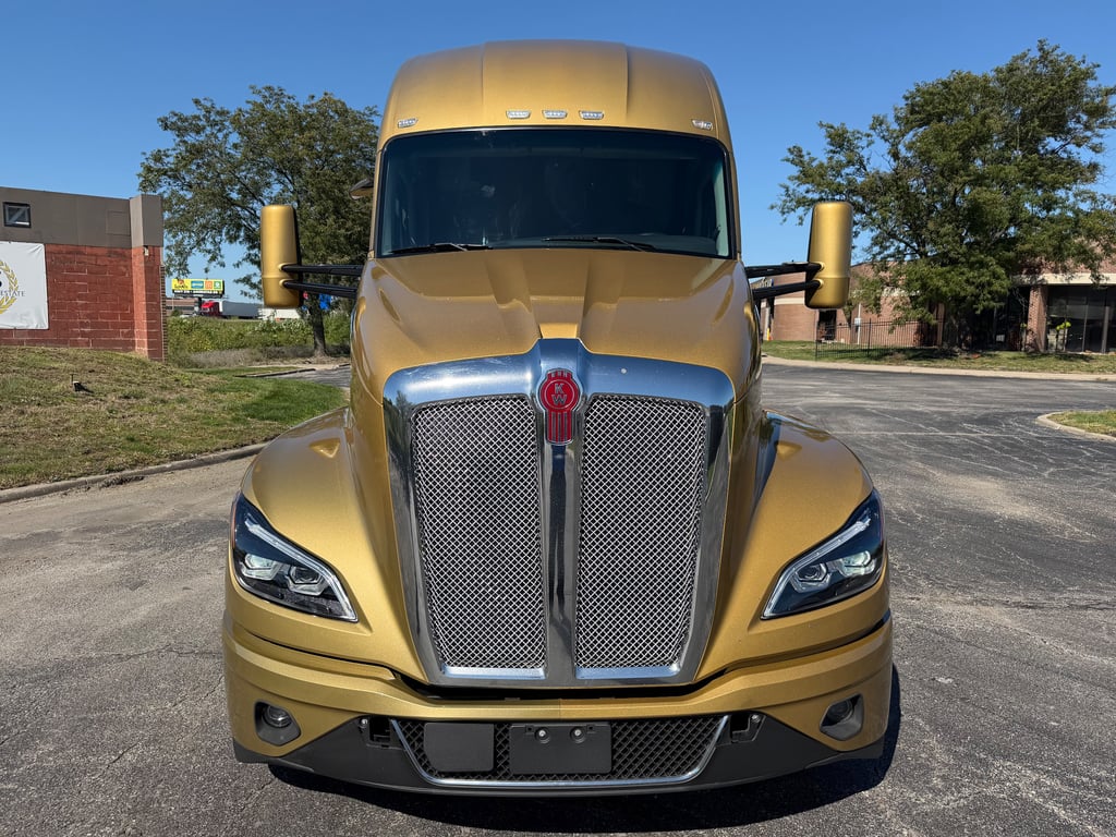 2023 Kenworth T680 in Kansas City, MO — photo 2