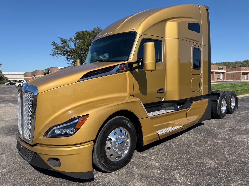 2023 Kenworth T680 in Kansas City, MO — photo 3