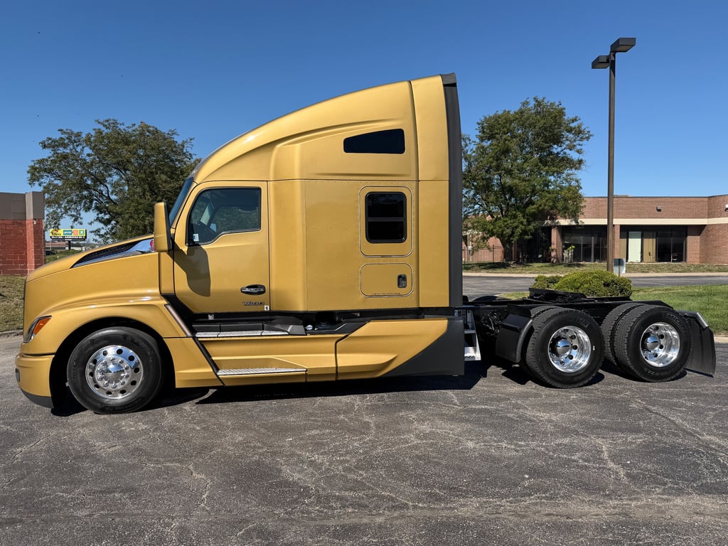 2023 Kenworth T680 in Kansas City, MO — photo 4
