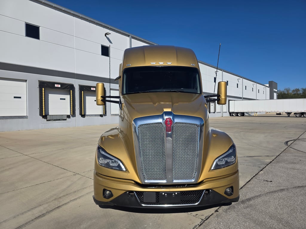 2023 Kenworth T680 in Kansas City, MO — photo 2