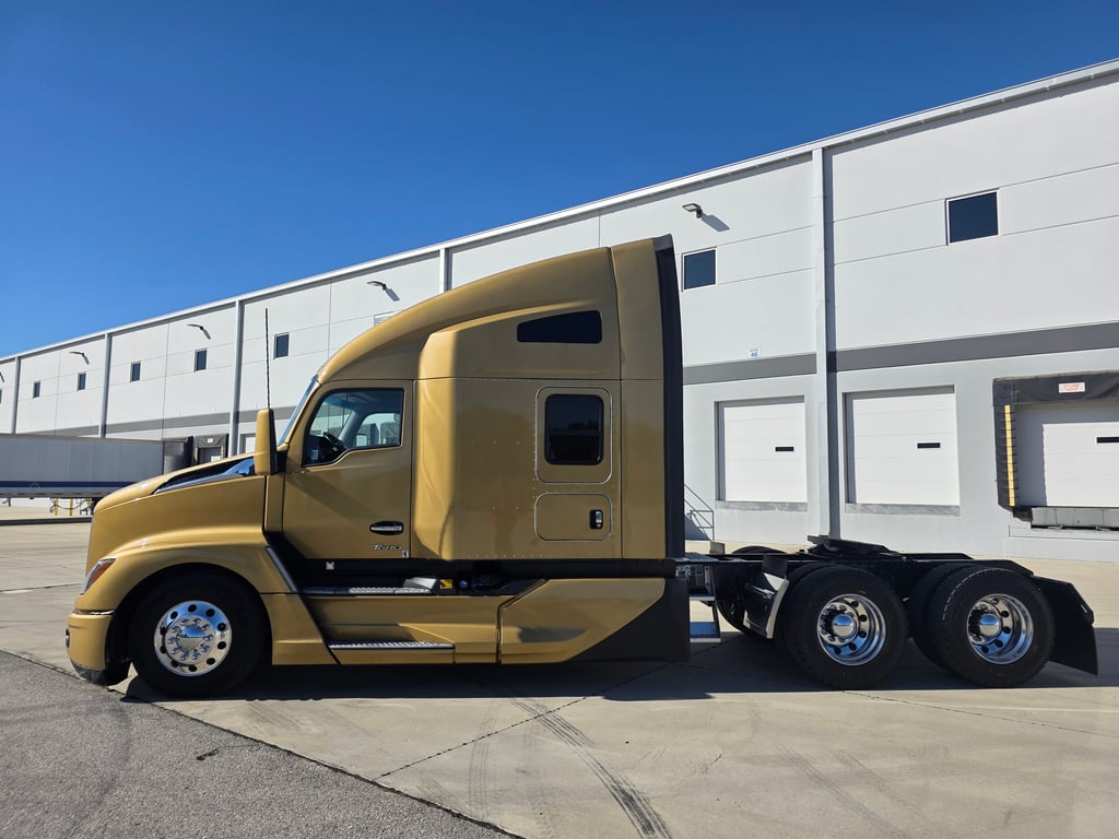 2023 Kenworth T680 in Kansas City, MO — photo 4