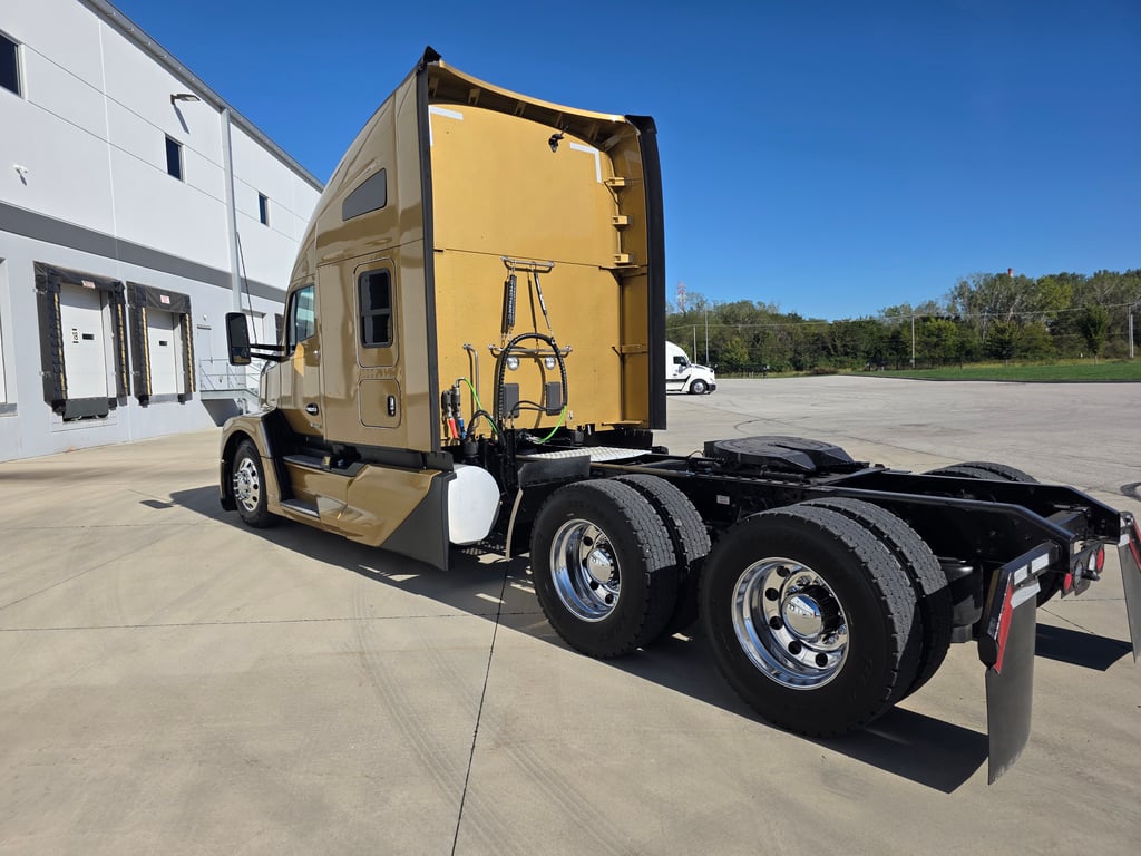 2023 Kenworth T680 in Kansas City, MO — photo 5