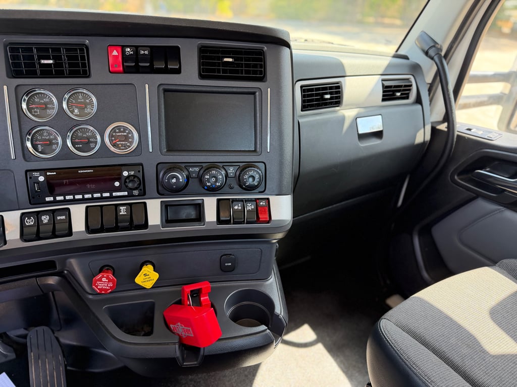 2022 Kenworth T880 in Fort Worth, TX — photo 3