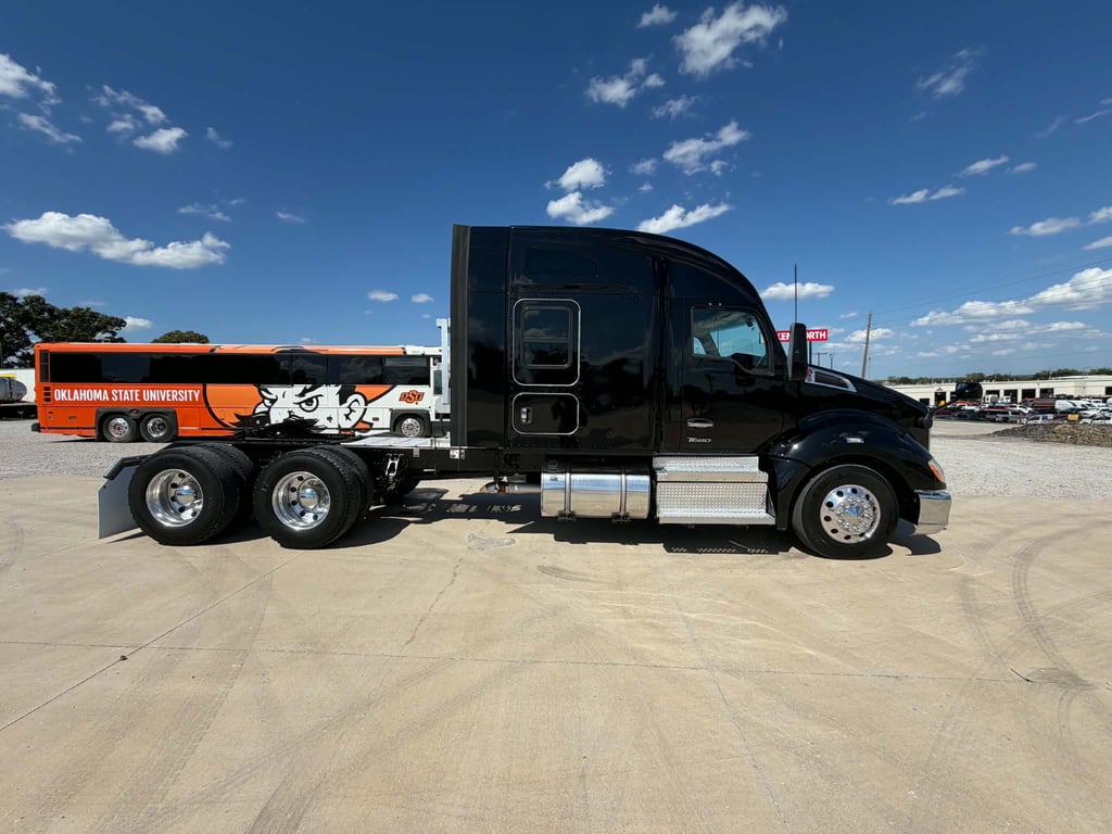 2022 Kenworth T680 in Tulsa, OK — photo 2