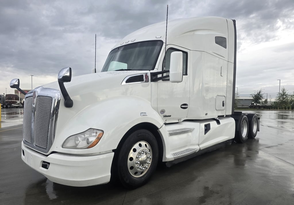 2021 Kenworth T680 in Des Moines — photo 2