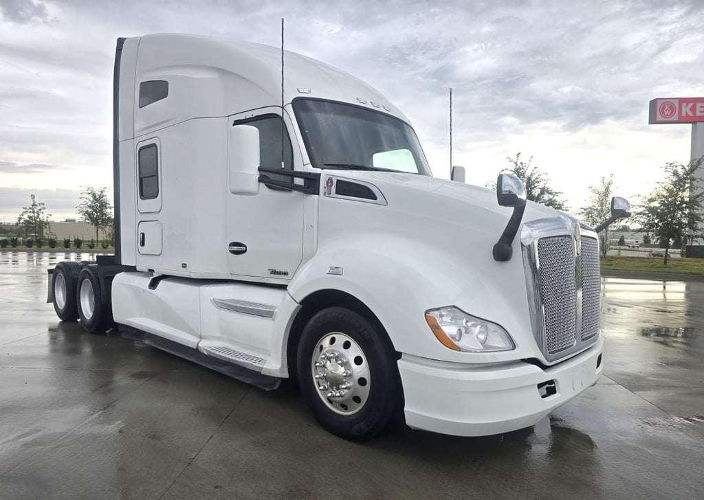 2021 Kenworth T680 in Des Moines — photo 7
