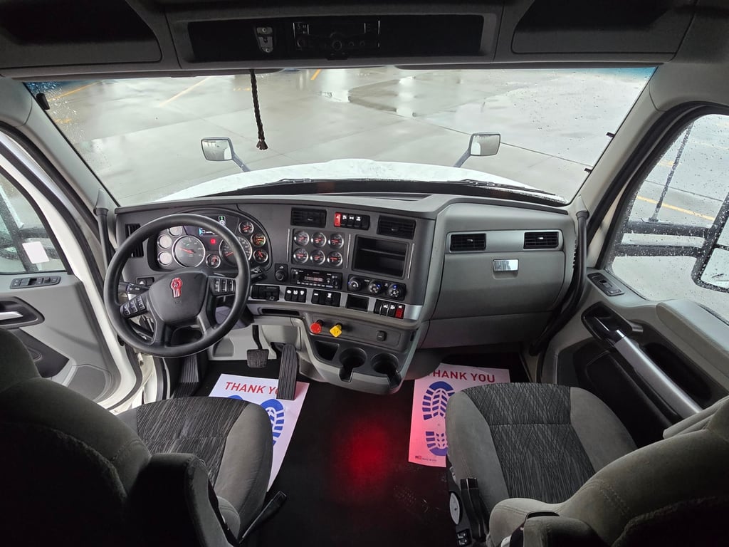 2021 Kenworth T680 in Des Moines — photo 3