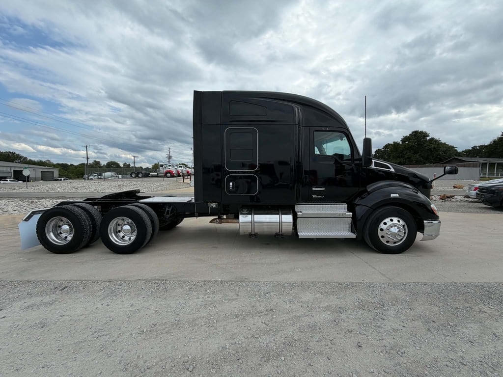 2022 Kenworth T680 in Tulsa, OK — photo 2
