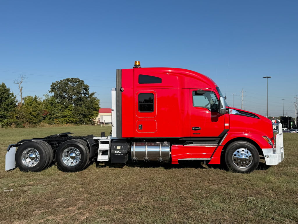 2023 Kenworth T680 in Joplin, MO — photo 2