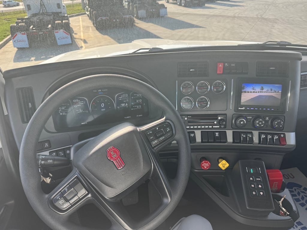 2027 Kenworth T880 in Des Moines — photo 3