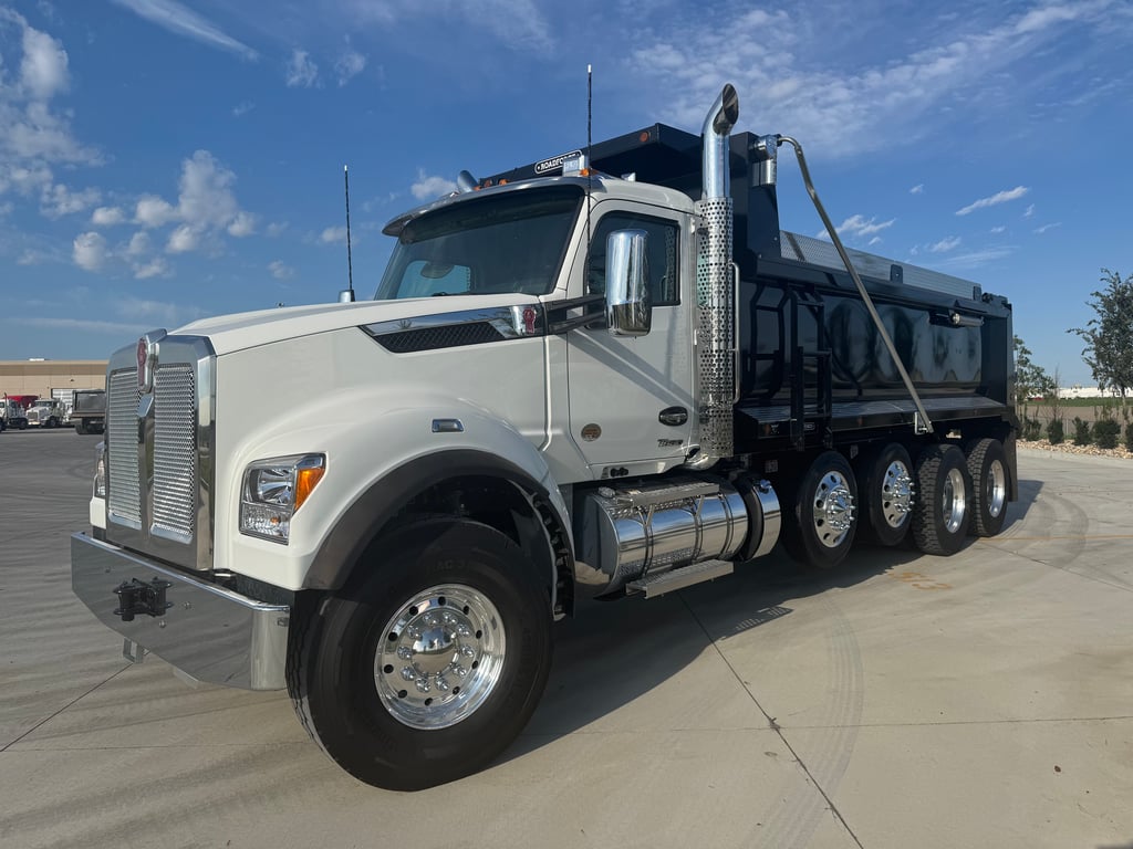 2027 Kenworth T880 in Des Moines — photo 2