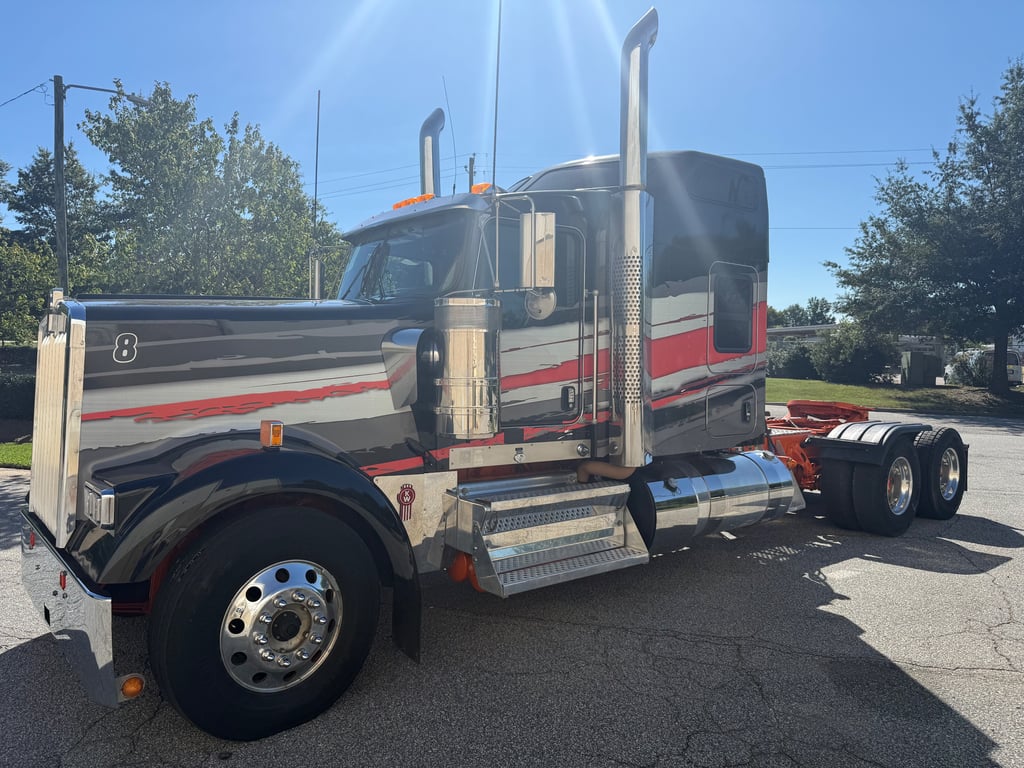 2022 Kenworth W900 in Raleigh, NC — photo 2