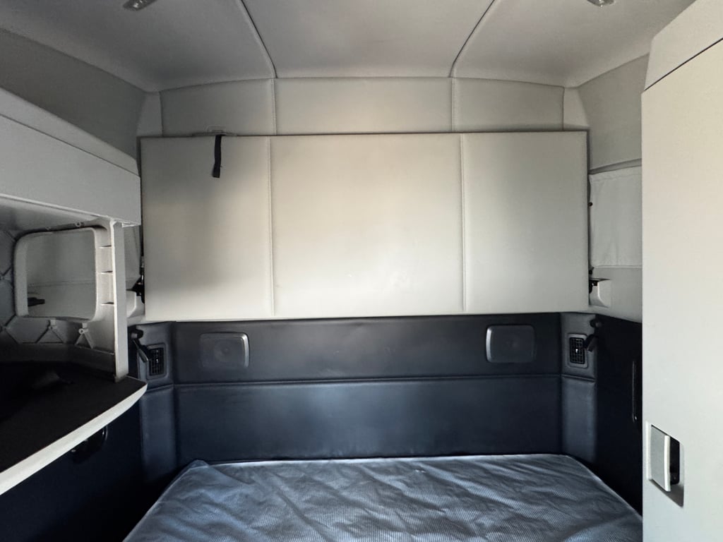 2022 Kenworth T680 in Dallas, TX — photo 4