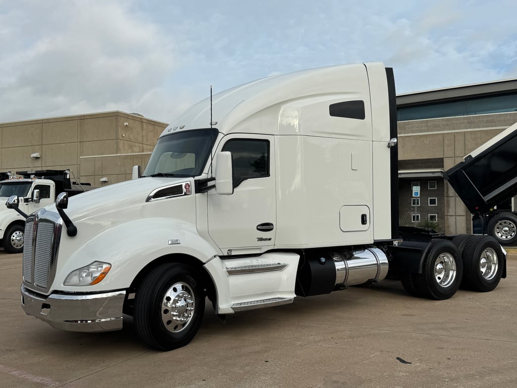 2022 Kenworth T680 in Dallas, TX — photo 2