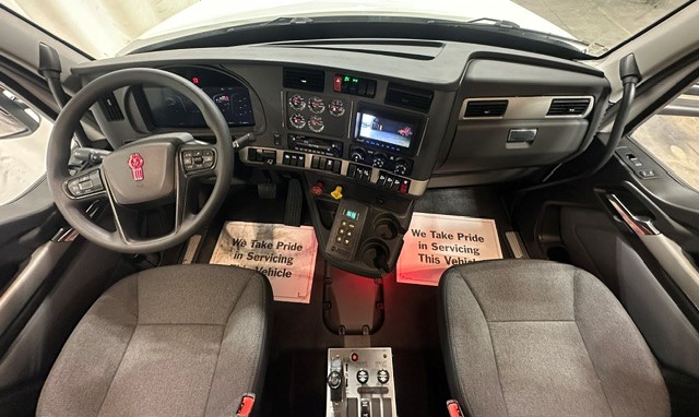 2027 Kenworth T880 in Des Moines — photo 2