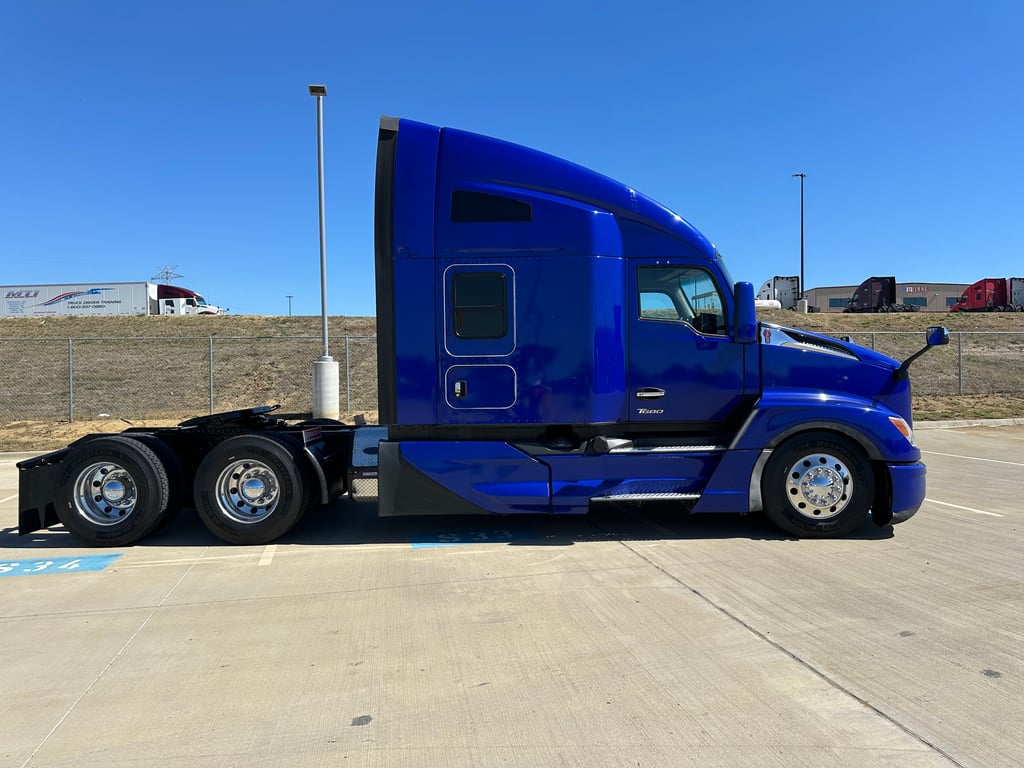 2023 Kenworth T680 in Fort Worth, TX — photo 2