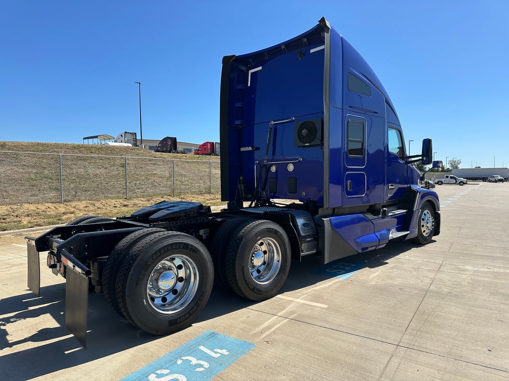 2023 Kenworth T680 in Fort Worth, TX — photo 3