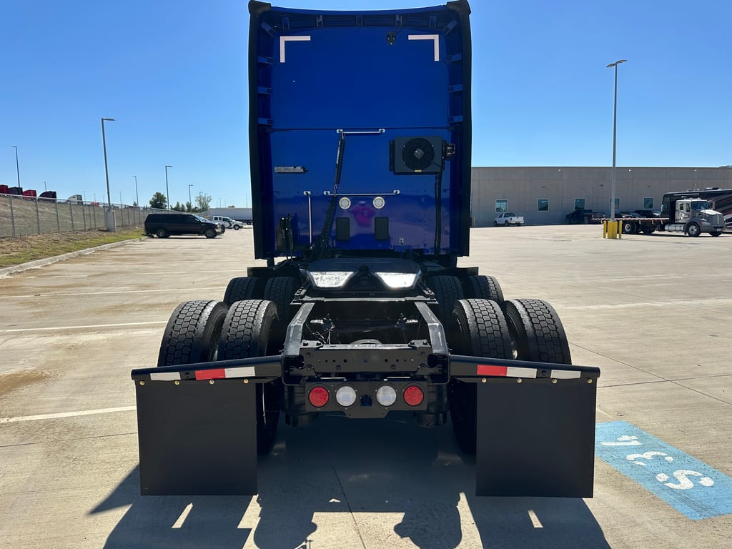 2023 Kenworth T680 in Fort Worth, TX — photo 4