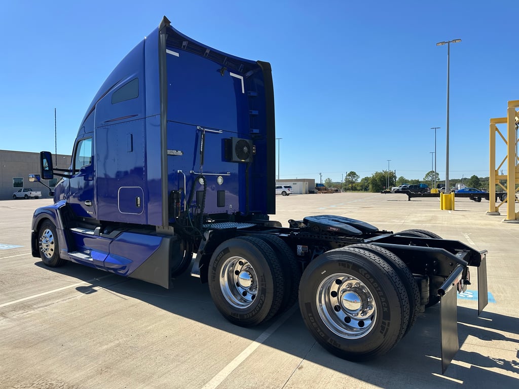 2023 Kenworth T680 in Fort Worth, TX — photo 5
