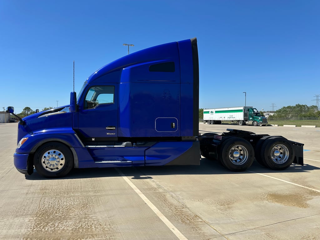 2023 Kenworth T680 in Fort Worth, TX — photo 6