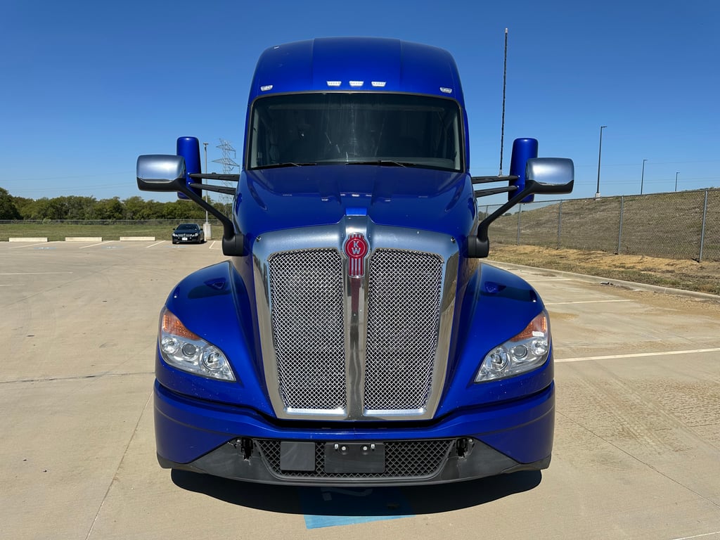 2023 Kenworth T680 in Fort Worth, TX — photo 8