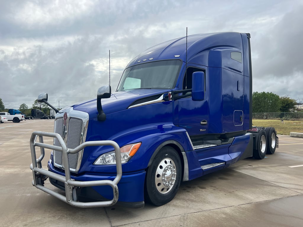 2023 Kenworth T680 in Fort Worth, TX — photo 6